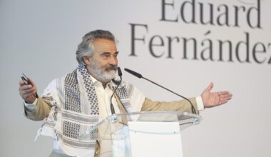 Eduard Fernández recoge el Premio Nacional de Cine con un pañuelo palestino: “Lo que ocurre en Gaza es una salvajada” | Cine: estrenos y críticas
