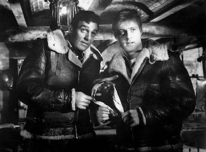 Los actores Mike Connors and Robert Redford durante el rodaje de 'Situación desesperada, pero menos' digirida por German Gottfried Reinhardt, en 1965. 