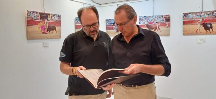 Zalamea la Real alberga la exposición “Toros en La Merced” del fotógrafo José Luis Arizmendi Llanes