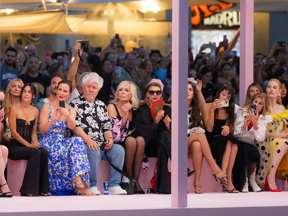 De Aitana Sánchez-Gijón a Pedro Almodóvar: nadie se quiso perder el desfile de Carolina Herrera en Madrid - EL PAÍS