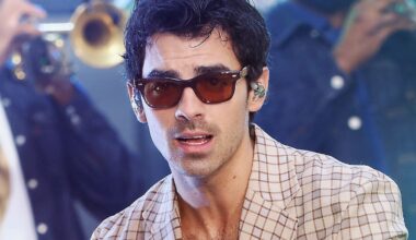 Pillan a Joe Jonas detrás del escenario preparándose para salir a cantar y lo que está haciendo genera mucho revuelo | Redes