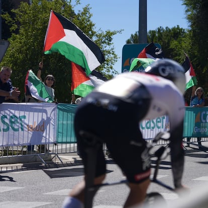 11/09/2025 Un ciclista pasa entre los manifestantes durante la 18ª etapa de la Vuelta a España, a 11 de septiembre de 2025, en Valladolid, Castilla y León (España). La contrarreloj individual de hoy ha sido modificada para garantizar la seguridad y ha pasado de 27,2 kilómetros a 12.2 kilómetros. El motivo de la reducción es por las manifestaciones pro-palestinas de las dos últimas semanas durante algunas etapas de la competición.
POLITICA 
Photogenic/Claudia Alba - Europa Press
