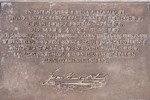 La placa dedicada a Botines.