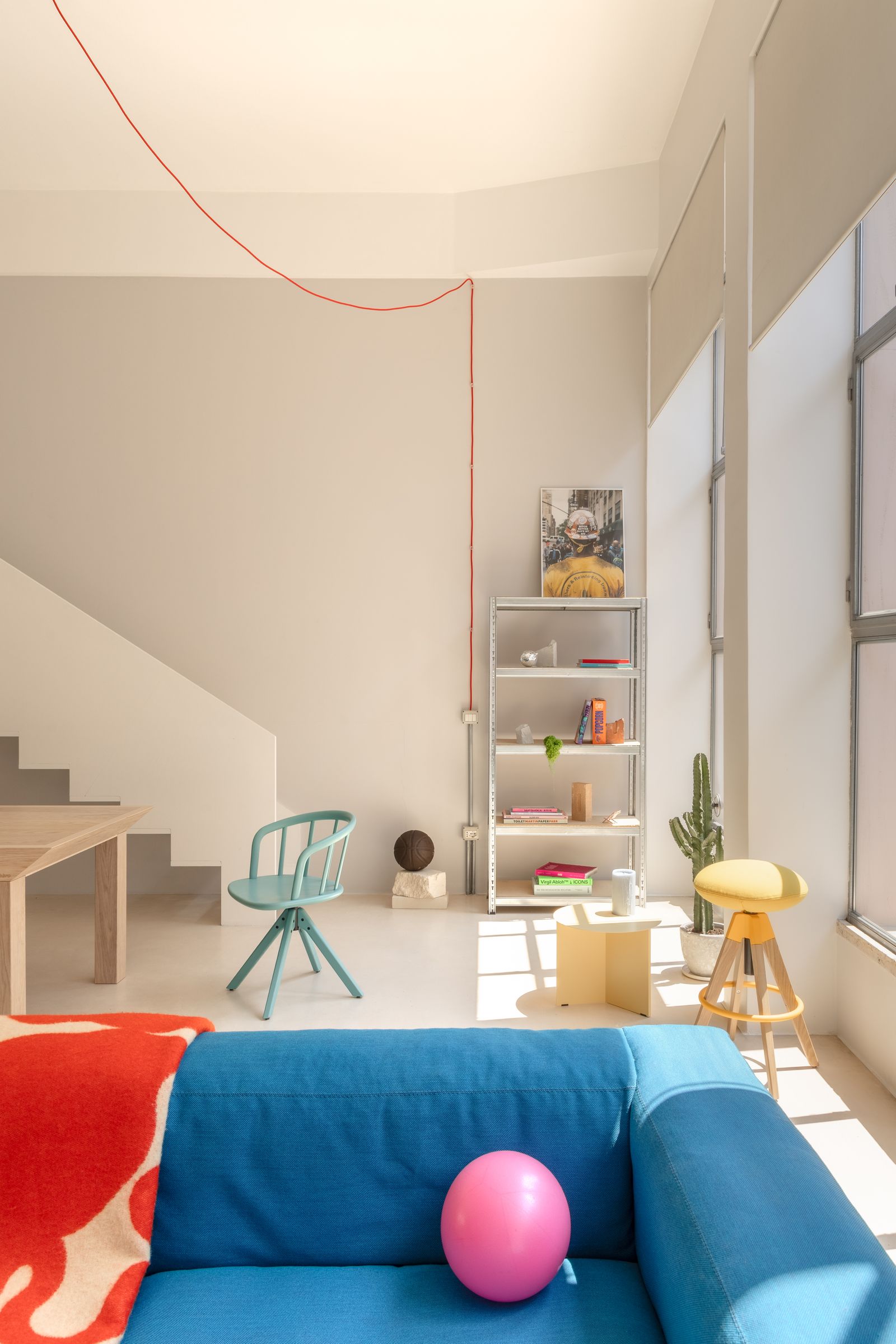 Divano lampada sedia sgabello libreria