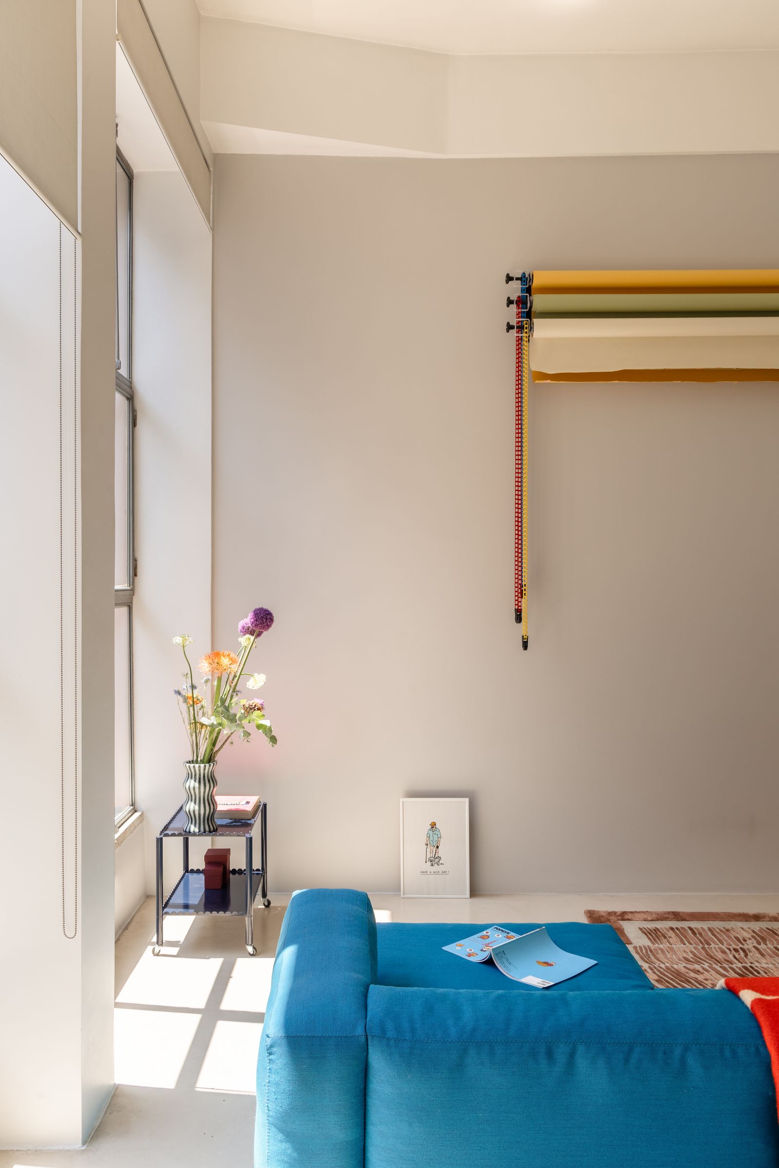 Divano coffee table tappeto vasi