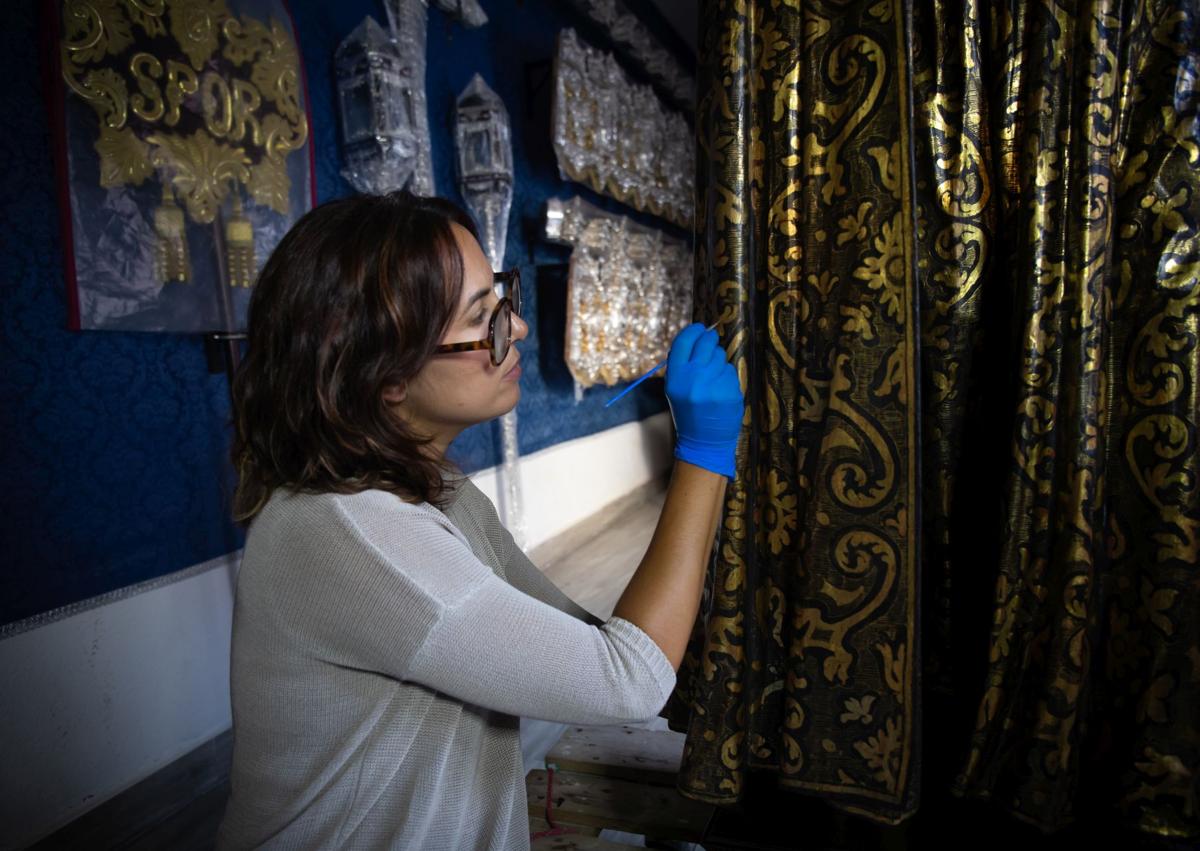 Imagen secundaria 1 - Arriba, Lola Blanca certifica el fin de la restauración. Abajo, las restauradoras en plena faena. 