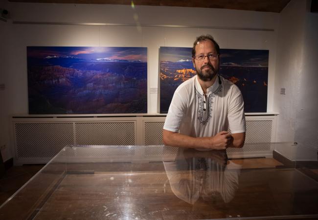Parte de las fotos están colocadas en la sala de exposiciones.