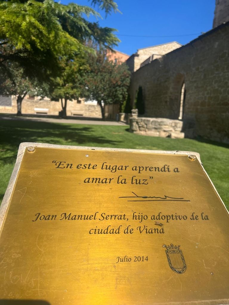 Imagen del monolito en los jardínes Serrat de Viana