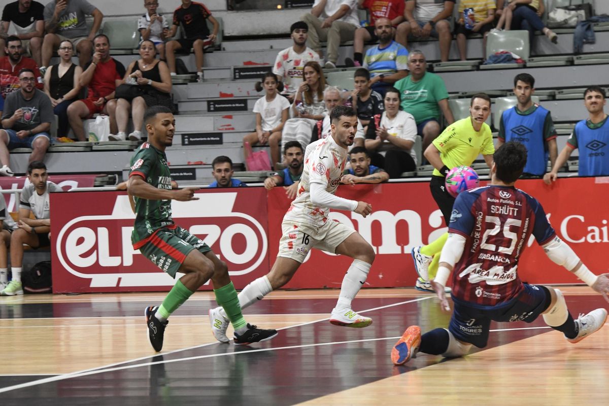 David Álvarez remata a puerta en un lance del partido