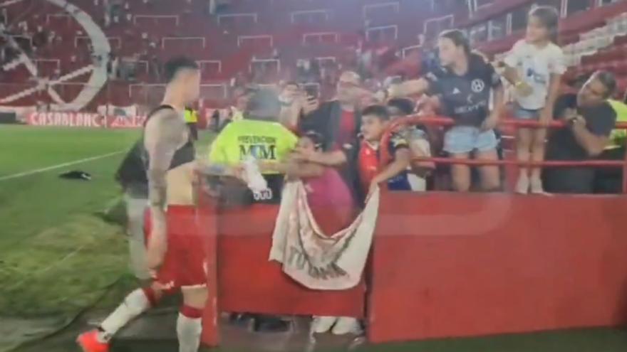 Un futbolista regala su pantalón y lo que pasa es viral: "Todos tenemos un bóxer que nos cuesta tirar"