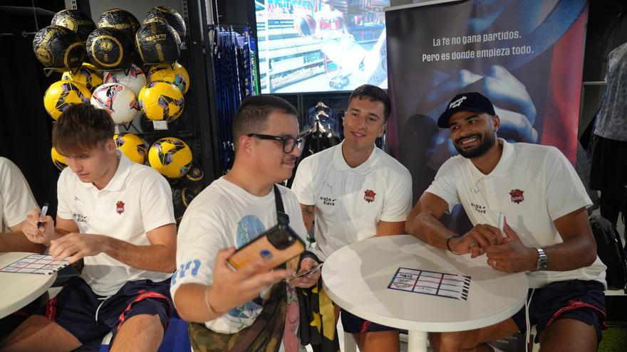 En imágenes: El Baskonia se da un baño de masas en la firma de autógrafos