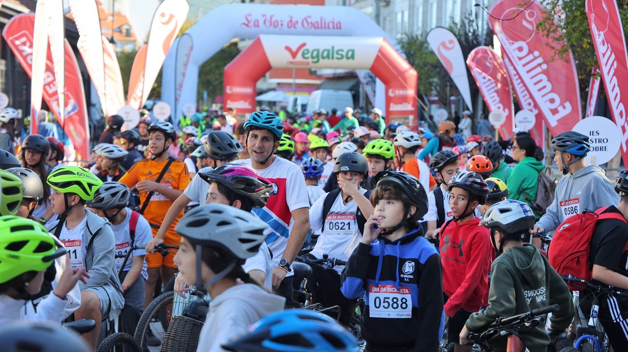 Un esfuerzo colectivo para que el gran pelotón pueda recorrer la ciudad - La Voz de Galicia