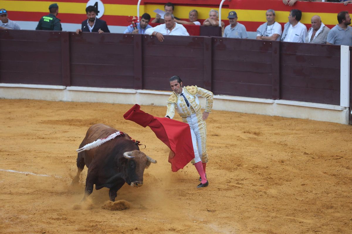 Javier Conde iniciando su labor muleteril al segundo de la tarde
