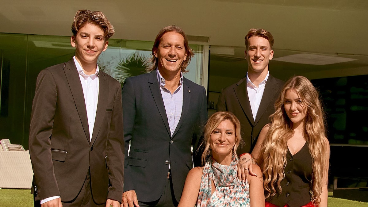 Míchel Salgado y Malula Sanz nos reciben en familia en su casa de Vigo al cumplir 25 años de casados: "Siempre nos hemos apoyado"