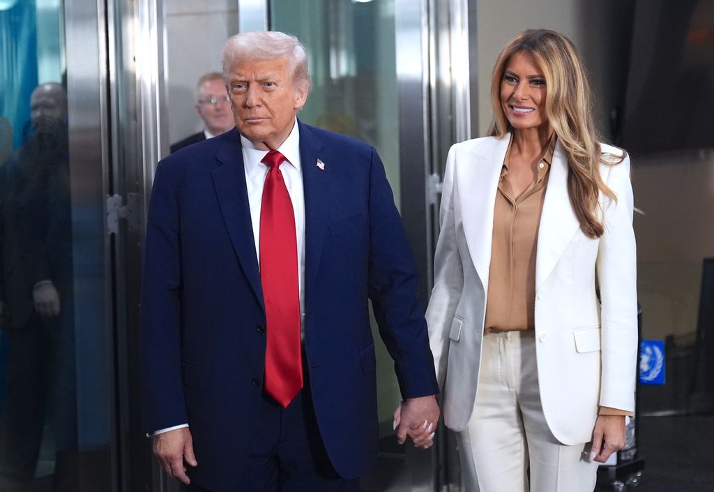 NUEVA YORK, NUEVA YORK - 23 DE SEPTIEMBRE: El presidente de EE. UU., Donald Trump, y la primera dama, Melania Trump, llegan a la 80.ª sesión de la Asamblea General de la ONU (UNGA) en la ciudad de Nueva York, Estados Unidos, el 23 de septiembre de 2025. (Foto de Selcuk Acar/Anadolu vía Getty Images)