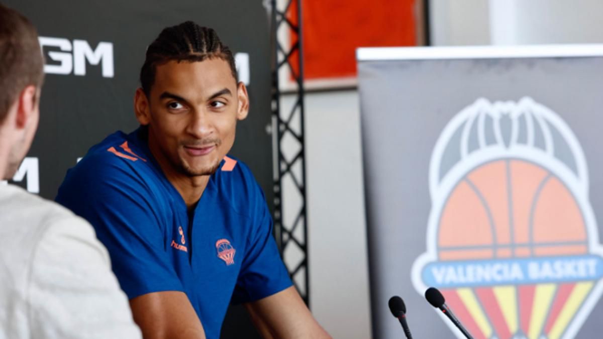 Sako, con el escudo del Valencia Basket detrás