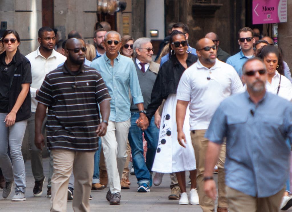  Barack Obama, su esposa Michelle, y Steven Spielberg, de paseo por Barcelona en abril de 2023