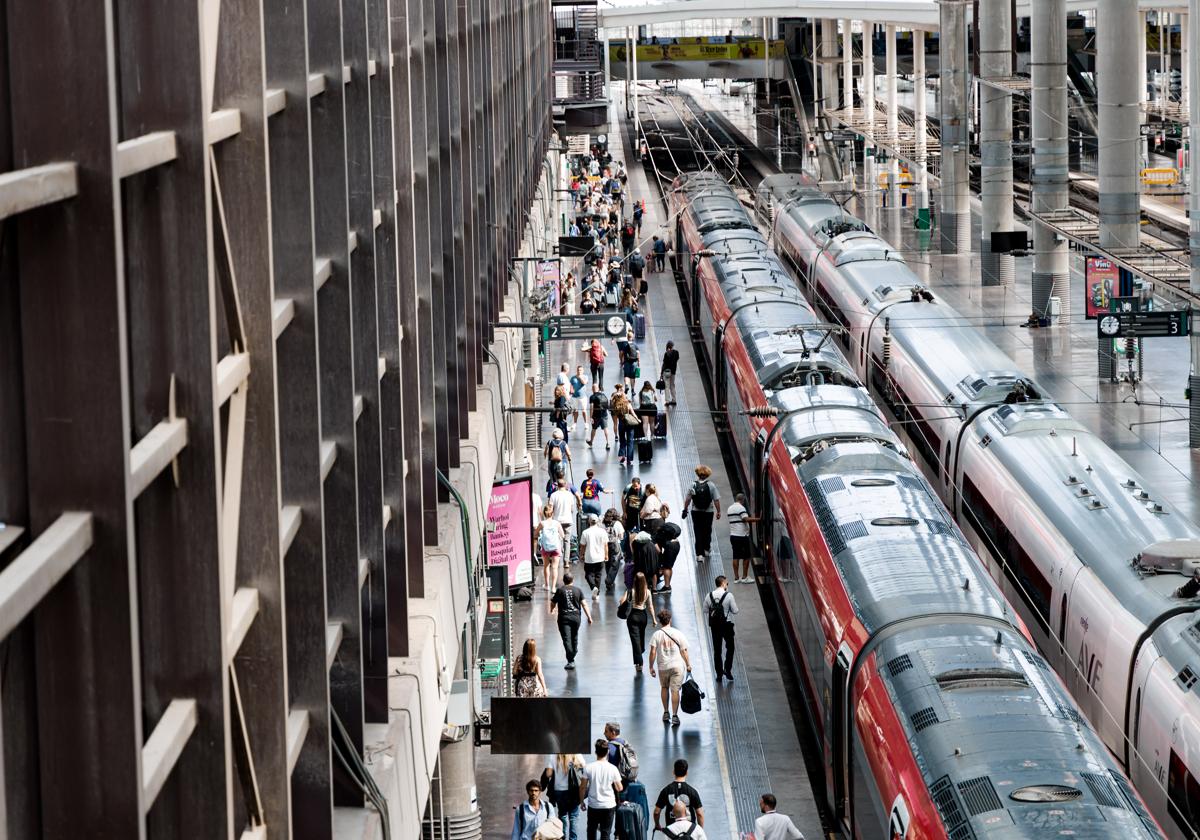 Decenas de personas en la Estación de Madrid - Puerta de Atocha