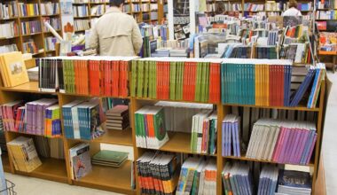 Libros de tecxto en una librería de Santiago