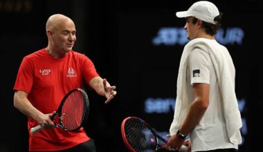 Andre Agassi, tutelando a Joao Fonseca en uno de los primeros entrenamientos de la Laver. Fuente: Getty