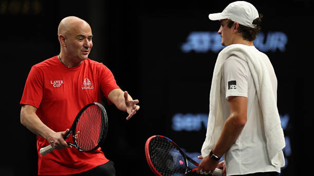 Andre Agassi, tutelando a Joao Fonseca en uno de los primeros entrenamientos de la Laver. Fuente: Getty