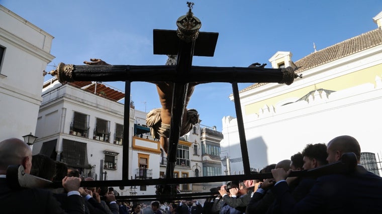 El Cristo de las Aguas saliendo de su capilla a hombros de sus hemanos