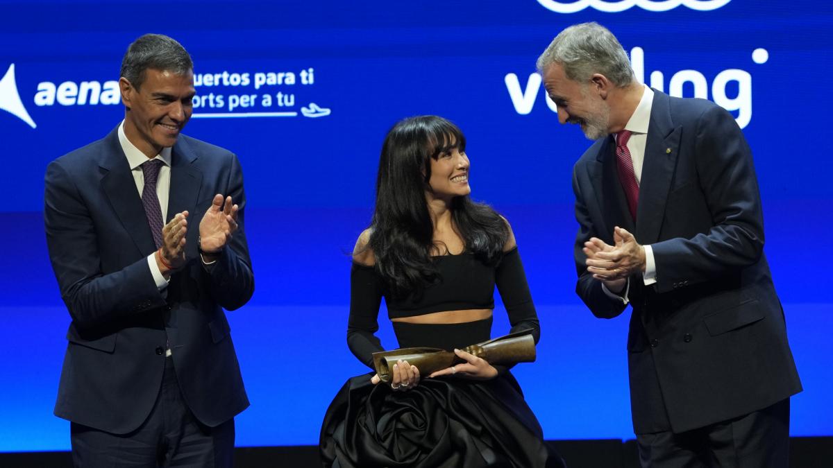 Lo que le dice Felipe VI a Aitana en este momento desata todo tipo de suposiciones: así reacciona la cantante