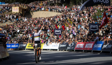 Hatherly gana con una auténtica exhibición en la retirada de Nino Schurter