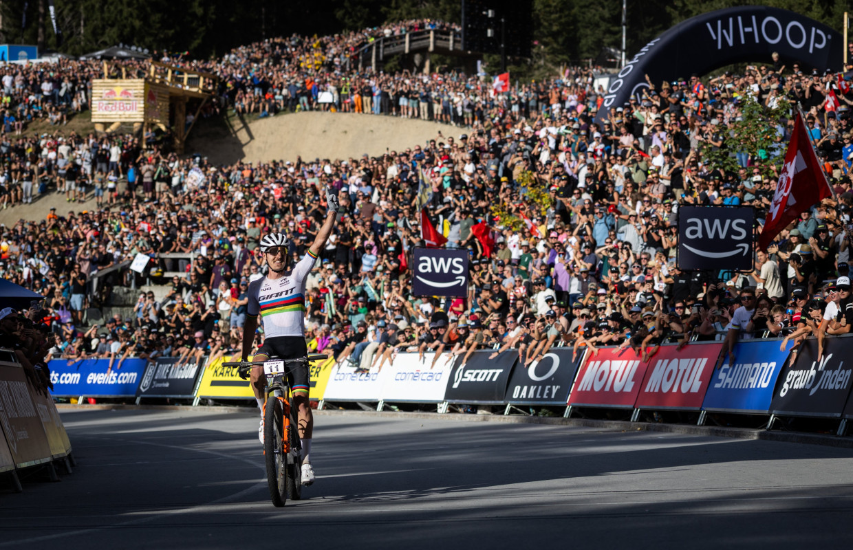 Hatherly gana con una auténtica exhibición en la retirada de Nino Schurter