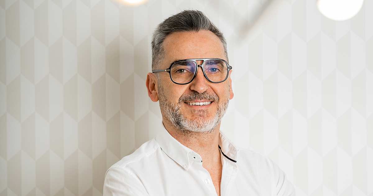 "Al diseñar cocinas para mayores de 65 años, recomiendo muebles con tiradores embutidos para evitar golpes"