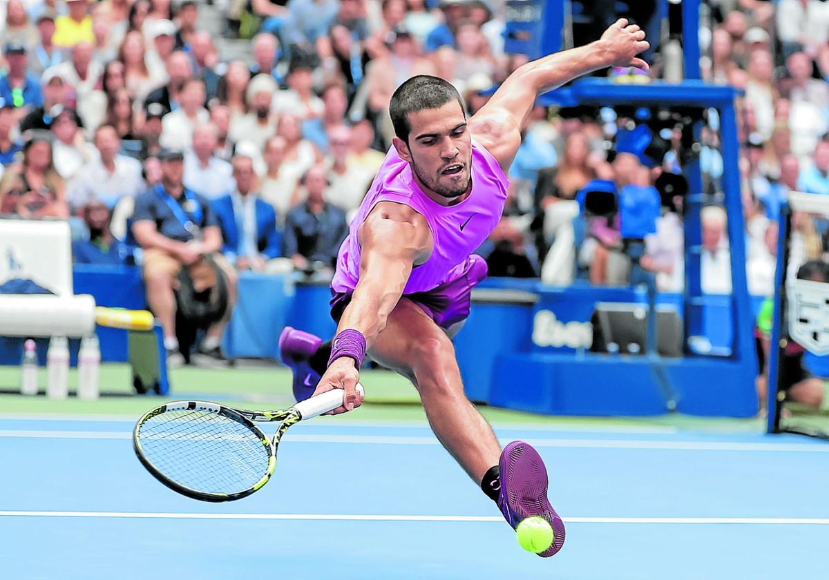 Alcaraz, a la final con un recital ante la última leyenda