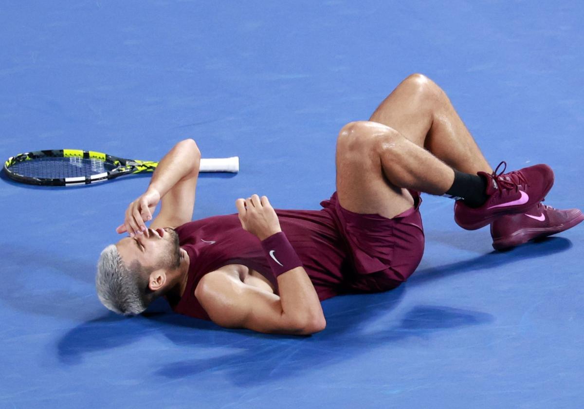 Carlos Alcaraz, seria duda para el duelo de mañana ante Bergs en Tokio