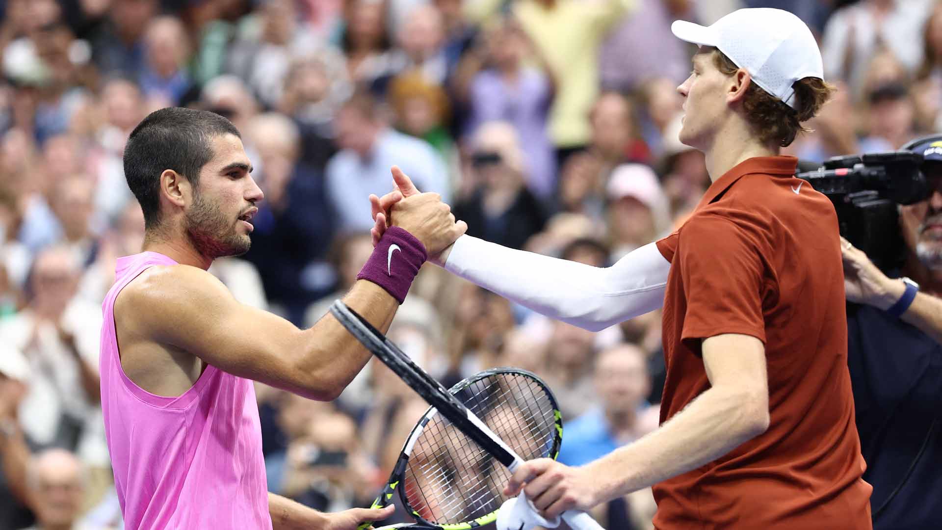 Carlos Alcaraz y Jannik Sinner acaban de enfrentarse en la final del US Open, que Alcaraz ganó en cuatro sets.