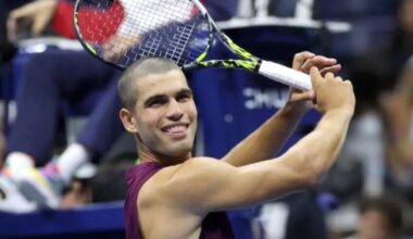 Carlos Alcaraz realiza un swing de golf tras ganar uno de sus partidos en el US Open de tenis.