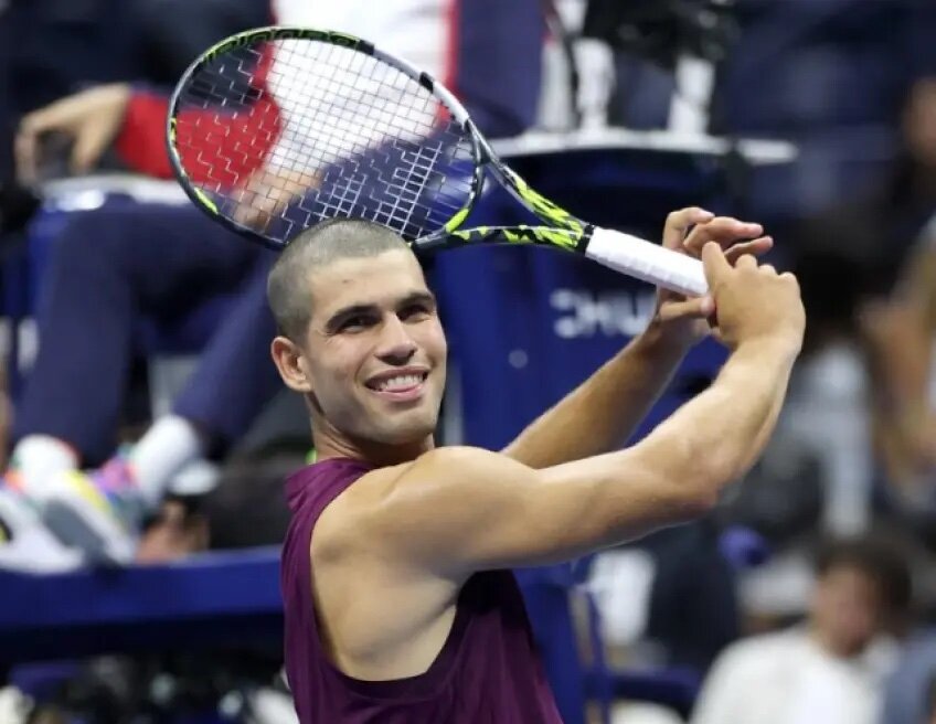 Carlos Alcaraz realiza un swing de golf tras ganar uno de sus partidos en el US Open de tenis.
