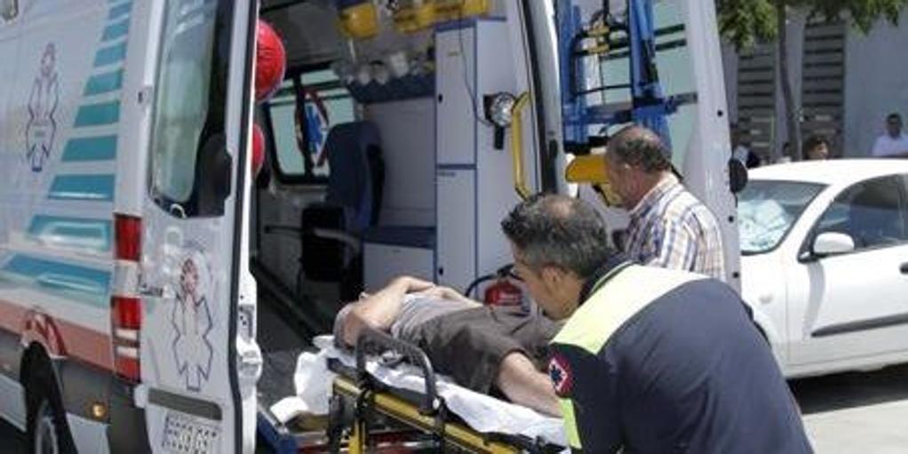 Muere un hombre y otros dos resultan heridos tras chocar su coche contra un árbol y un banco en Córdoba