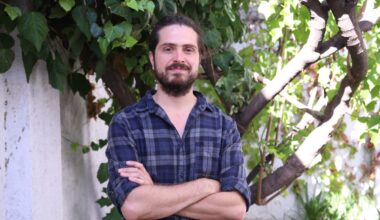 Tiene 35 años y recorre pueblos para mantener vivas sus historias: “Seguimos siendo cavernícolas alrededor del fuego”