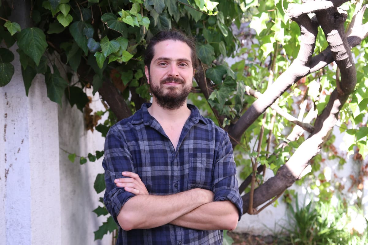 Tiene 35 años y recorre pueblos para mantener vivas sus historias: “Seguimos siendo cavernícolas alrededor del fuego”