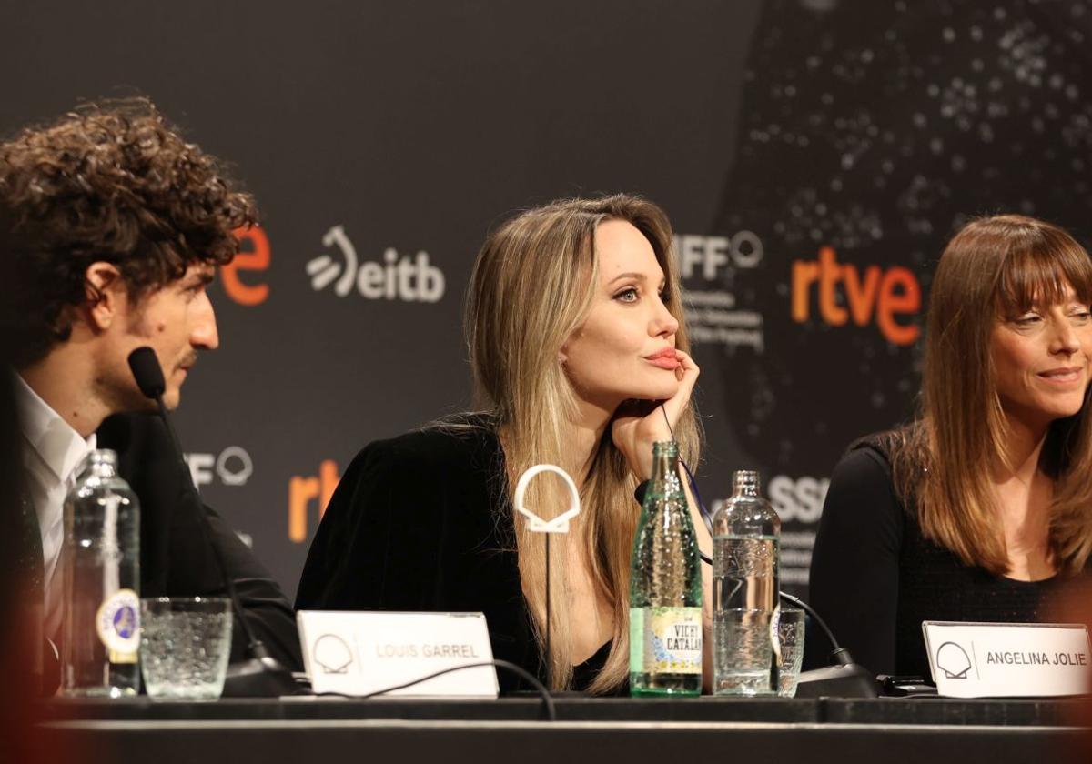 Angelina Jolie se emociona al recordar la enfermedad de su madre en el Festival de Cine de San Sebastián: «Es muy duro hablar de mi madre»