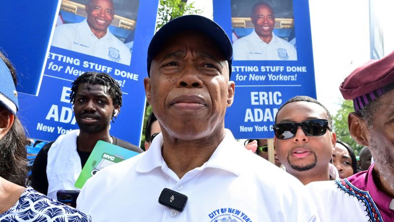 Eric Adams, alcalde de Nueva York, suspende su campaña de reelección