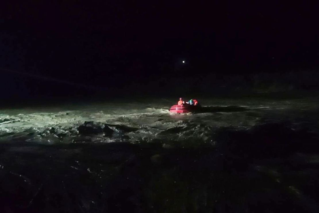 Los equipos de rescate ayudan a evacuar a los residentes a lo largo de un río crecido, mientras el supertifón Ragasa afecta a Salcedo, en la provincia de Ilocos Sur, en el norte de Filipinas, el 22 de septiembre de 2025.