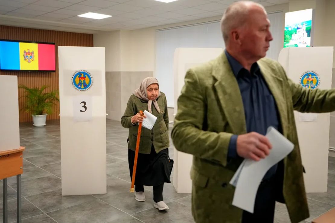 Los moldavos votan en elección parlamentaria, en Chisinau, Moldavia, el domingo.
