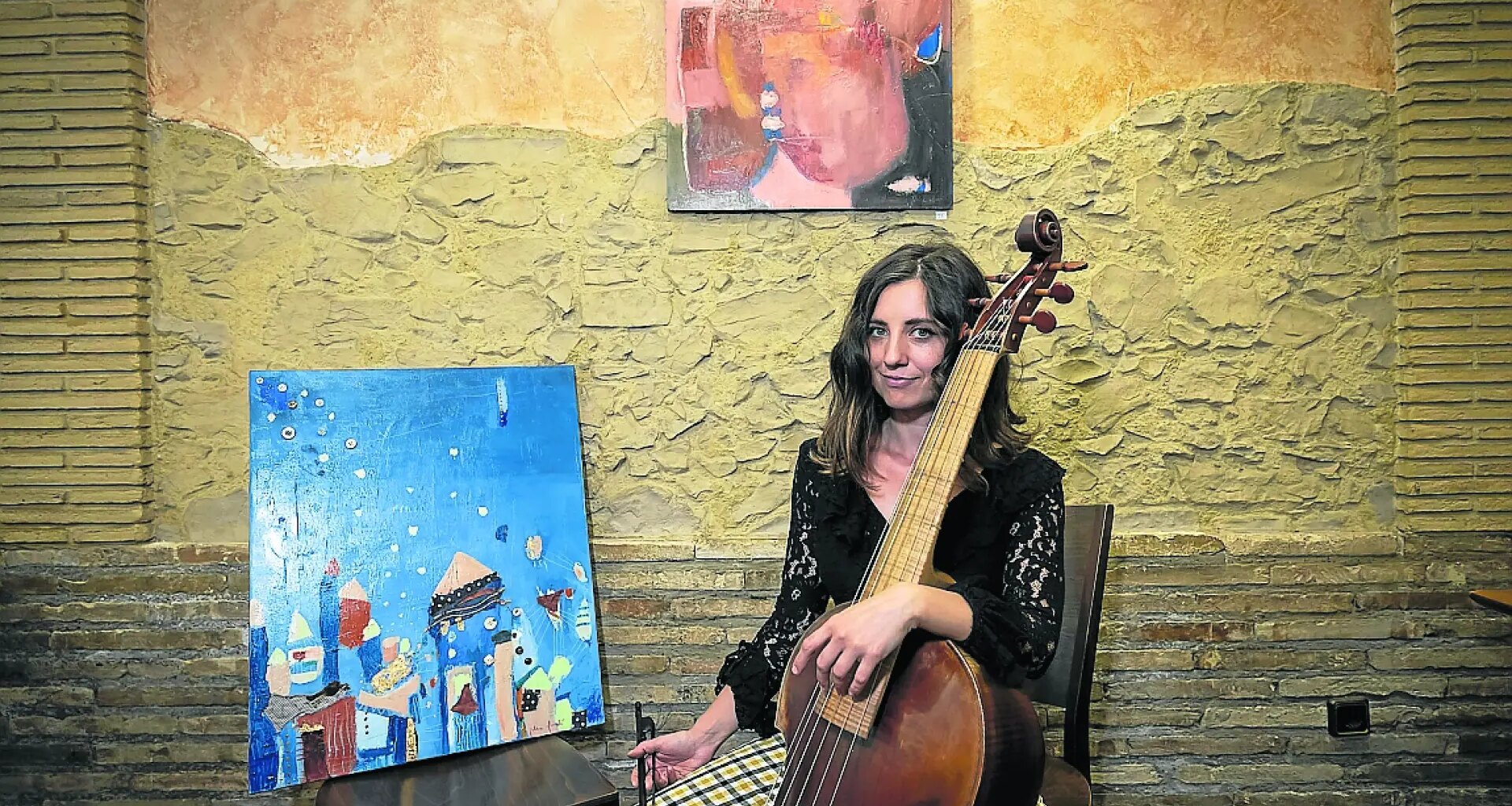 La zaragozana Pilar Almalé descubre su faceta de pintora