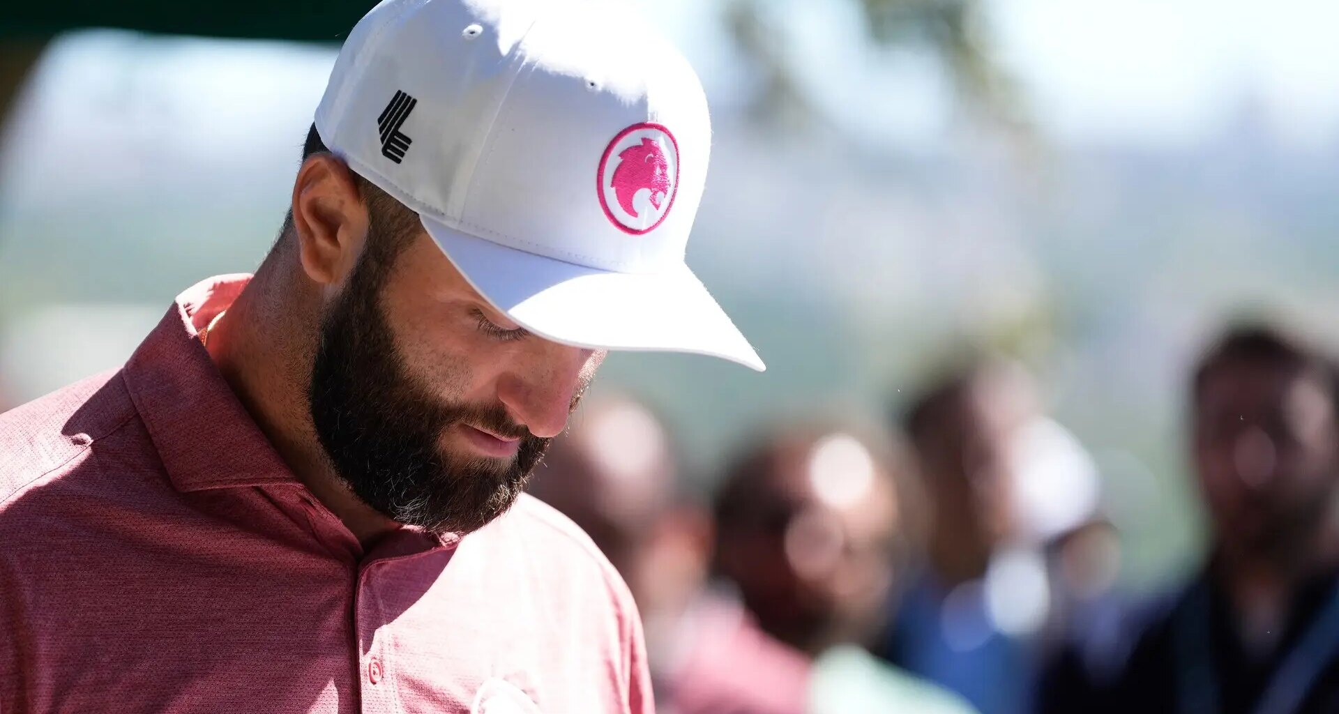 Aluvión de gritos ofensivos a Jon Rahm en su llegada a Nueva York... tras entrenarse para recibir insultos: "¿Dónde está el Ozempic?"