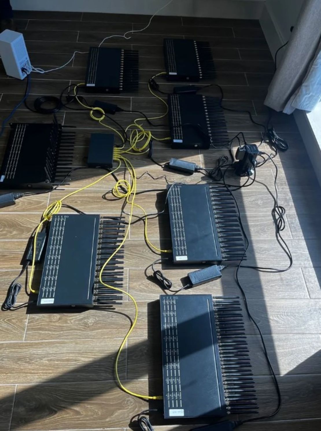 Los funcionarios encargados de hacer cumplir la ley descubrieron más de 300 servidores SIM en el área triestatal de Nueva York.