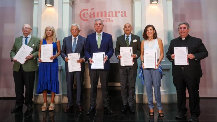 Foto de familia de las instituciones firmantes con el manifiesto