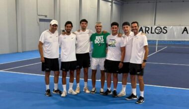 Carlos Alcaraz, en el centro, en la academia que lleva su nombre en El Palmar. - Foto: CARLOS ALCARAZ ACADEMY
