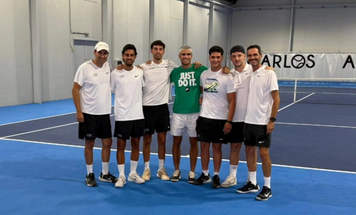 Carlos Alcaraz, en el centro, en la academia que lleva su nombre en El Palmar. - Foto: CARLOS ALCARAZ ACADEMY