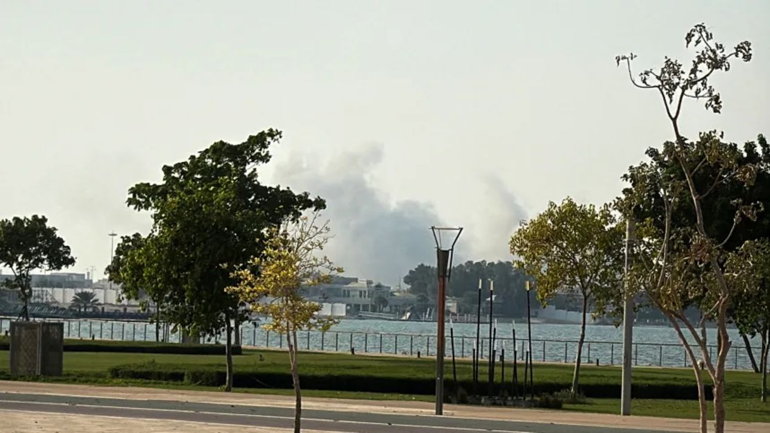 El humo se eleva tras varias explosiones oídas en Doha, Qatar, el martes.