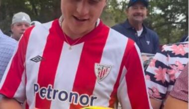 Un estadounidense fan del Athletic anima a Rahm en la Ryder